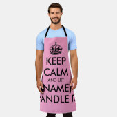 Behalt Ruhe und lass mit der lustigen großen rosa  Schürze (Getragen)