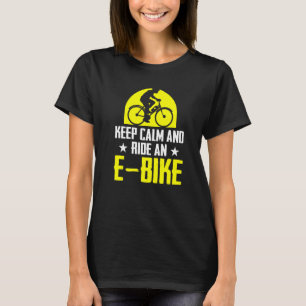 Behalt Ruhe und Reiten mit einem E-Bike-Fahrrad T-Shirt