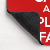 Behalt Ruhe und spiele fair Mousepad (Ecke)