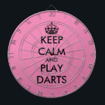 Behalt Ruhe und spiele lustige rosa Dartboard Dartscheibe<br><div class="desc">Behalt ruhig und spiele lustige rosa Dartboard. Personalisieren Sie dieses Dartboard mit Ihrem eigenen lustigen Mem. Trendy Wanddekoration Ideen für Zuhause,  Pub,  Auto,  Café,  Restaurant,  menschliche Höhle,  Büro und andere Orte zum Entspannen. Moderne Typografie-Vorlage mit Krone. Rosa oder benutzerdefinierte Hintergrundfarbe.</div>