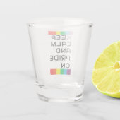 Behalt Ruhe und Stolz auf Regenbogen Schnapsglas (Rückseite)