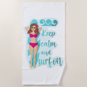 Behalt Ruhe und surfe auf der brünetten Girl Card Strandtuch