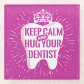 Behalt Ruhe und umarmt deinen Zahnarzt Glasuntersetzer (Vorderseite)
