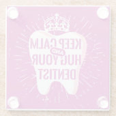 Behalt Ruhe und umarmt deinen Zahnarzt Glasuntersetzer (Rückseite)