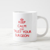 Behalt Ruhe und vertraue deinem Chirurgen Jumbo-Tasse (Rechts)