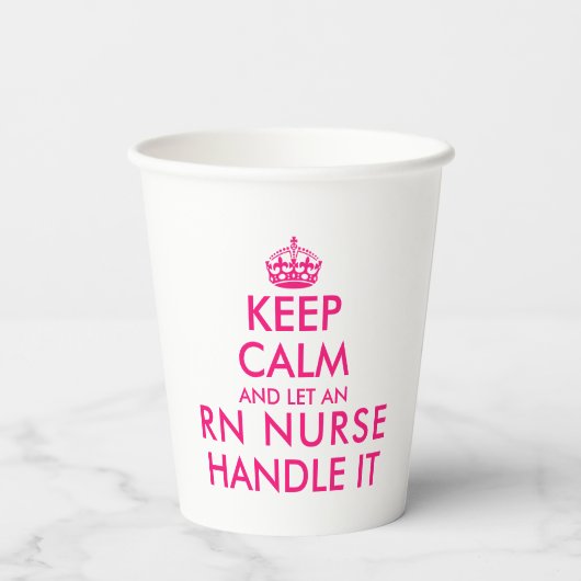 Behalt ruhig und ließ eine RN-Krankenschwester wit Pappbecher (Rückseite)
