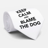 Behalt ruhig und verurteile den Hund. Krawatte (Gerollt)