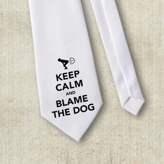Behalt ruhig und verurteile den Hund. Krawatte