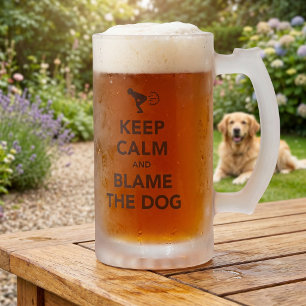 Behalt ruhig und verurteile den Hund. Mattglas Bierglas