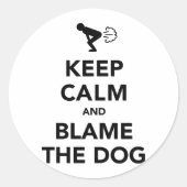 Behalt ruhig und verurteile den Hund. Runder Aufkleber (Vorderseite)