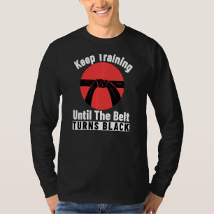 Behalt Training bis der Gürtel sich zum Schwarzen T-Shirt