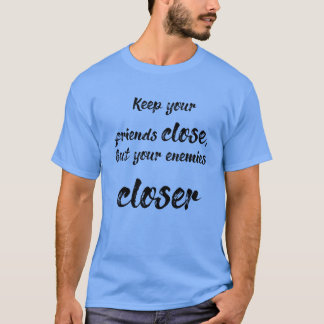 behalt unseren Freunden nah, aber unsere Animation T-Shirt