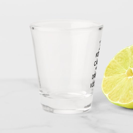 Behalt von Ruhe und Drink Vodka mit Martini Schnapsglas (Links)