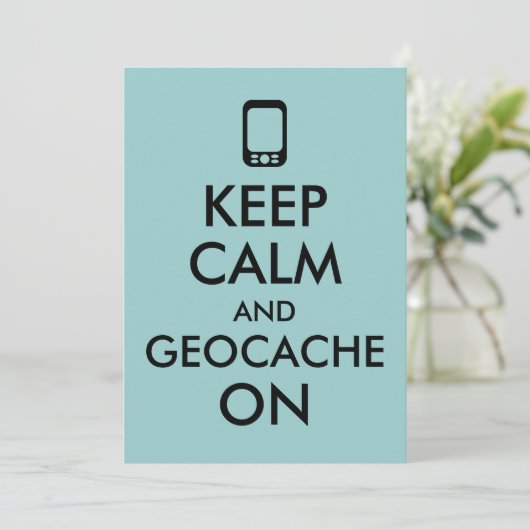 Behalt von Ruhe und Geocache bei GPS Geocaching Cu Einladung (Stehend Vorderseite)