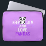 Behalt von Ruhe und Liebe Pandas Laptopschutzhülle<br><div class="desc">Behalt Ruhe und Liebe Pandas. Ein wunderschönes lila Panda-Geschenk,  wenn Sie bezaubernde Kleintiere im Zoo oder auf Safari Liebe nehmen.</div>