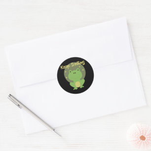 Behalt, wie der Kawaii-Grüne-Frosch lächelt Runder Aufkleber