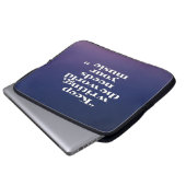 Behalt Writing the World Needs Your Music Option 4 Laptopschutzhülle (Vorne Knopf)