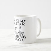 Behalte Außerirdischen weg Gitarre Kaffeetasse (VorderseiteRechts)