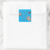 Behalte die Pennies oder Nickles im Auge Quadratischer Aufkleber (Tasche)