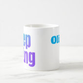 Behalten inspirierender Farbtext mit Individuelle Kaffeetasse (Mittel)