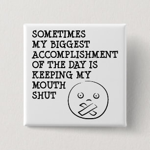 Behalten meines Mund geschlossenen lustigen Button