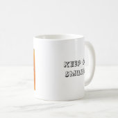 Behalten Sie auf lächelnder Tasse (VorderseiteRechts)