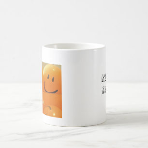 Behalten Sie auf lächelnder Tasse