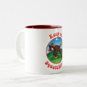 Behalten Sie auf Squatchin'… Zweifarbige Tasse (Vorderseite Links)