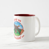 Behalten Sie auf Squatchin'… Zweifarbige Tasse (VorderseiteRechts)
