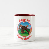Behalten Sie auf Squatchin'… Zweifarbige Tasse (Mittel)