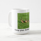 Behalten Sie Ihre Enten in einer Reihe Kaffeetasse (Vorderseite Links)