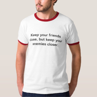 Behalten Sie Ihre Freunde nah T-Shirt