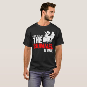 Behalten Sie Ruhe, die der Schlagzeuger hier T-Shirt