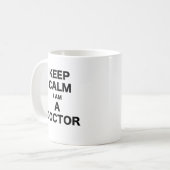 Behalten Sie Ruhe, die ich ein Doktor bin Kaffeetasse (Vorderseite Links)