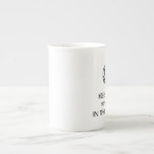 BEHALTEN SIE RUHE - ERNSTHAFT? - IN DIESEM HAUS? PORZELLANTASSE (Vorderseite)