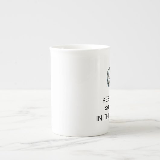 BEHALTEN SIE RUHE - ERNSTHAFT? - IN DIESEM HAUS? PORZELLANTASSE (Vorderseite)