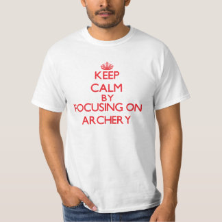 Behalten Sie Ruhe, indem Sie an auf Bogenschießen T-Shirt