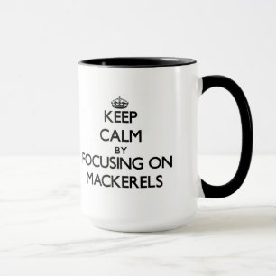 Behalten Sie Ruhe, indem Sie auf Makrelen sich Tasse