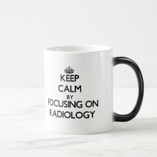 Behalten Sie Ruhe, indem Sie auf Radiologie sich Verwandlungstasse