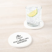 Behalten Sie Ruhe, indem Sie auf Rechnungen sich Getränkeuntersetzer (Seite)