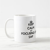 Behalten Sie Ruhe, indem Sie auf Saft sich Kaffeetasse (Links)