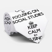 Behalten Sie Ruhe, indem Sie auf Sozialstudien Krawatte (Gerollt)