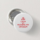 Behalten Sie Ruhe, indem Sie ein Opossum umarmen Button (Vorne & Hinten)