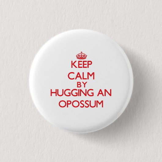Behalten Sie Ruhe, indem Sie ein Opossum umarmen Button (Vorderseite)