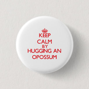 Behalten Sie Ruhe, indem Sie ein Opossum umarmen Button
