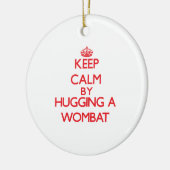 Behalten Sie Ruhe, indem Sie ein Wombat umarmen Keramik Ornament (Links)