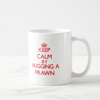 Behalten Sie Ruhe, indem Sie eine Garnele umarmen Kaffeetasse