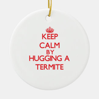 Behalten Sie Ruhe, indem Sie eine Termite umarmen Keramikornament