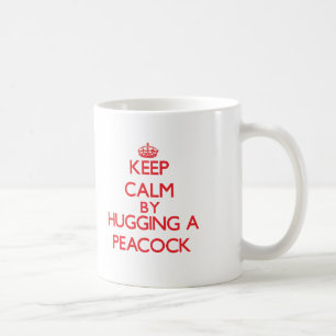 Behalten Sie Ruhe, indem Sie einen Pfau umarmen Kaffeetasse