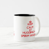 Behalten Sie Ruhe, indem Sie einen Pottwal umarmen Zweifarbige Tasse (VorderseiteRechts)